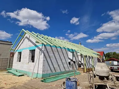 Malé domy na kľúč – výstavba strešnej konštrukcie rodinného domu