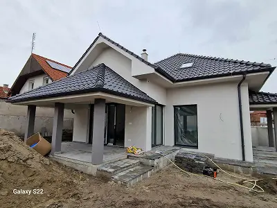 Stavebná firma – hotová fasáda moderného rodinného domu