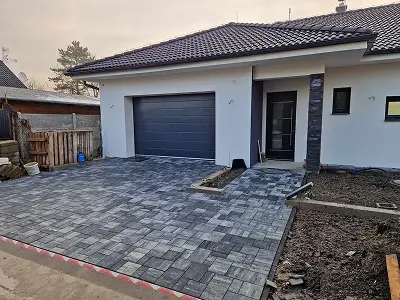 Zámková dlažba na kľúč – realizácia dlažby pred rodinným domom